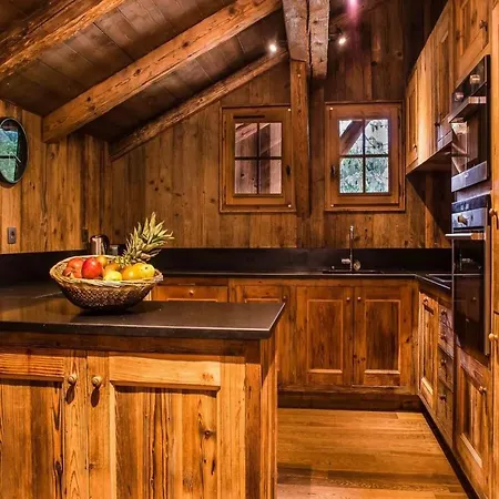 Chalet St. Anton: A Cozy Retreat For Ski Lovers شقة